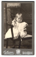 Fotografie F. Maesser, Wernigerode, Kleines Mädchen In Weissem Kleid Mit Reitgerte  - Anonymous Persons