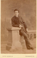 Photo CDV D'un Jeune Homme élégant  Posant Dans Un Studio Photo A Osnabruck ( Allemagne ) - Oud (voor 1900)