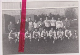 Foto Persfoto - Maldegem Donk - Voetbal, Nieuwe Matchbal Feestcomité Donk Heirweg - Ca 1980 - Autres & Non Classés