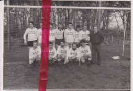 Foto Persfoto - Maldegem Donk - Voetbal Ploeg KWB , Nieuwe Wedstrijdbal Van IPPA Kantoor - Ca 1980 - Andere & Zonder Classificatie