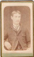 Photo CDV D'un Jeune Homme élégant Posant Dans Un Studio Photo - Old (before 1900)