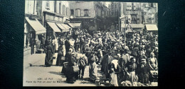 43 , Le Puy , La Place Du Plot Un Jour De Marché.........vue Peu Courante - Le Puy En Velay