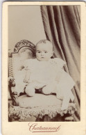 Photo CDV D'un Mignon Petit Bébé Posant Dans Un Studio Photo A Chateauneuf - Oud (voor 1900)