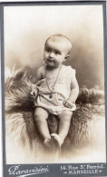 Photo CDV D'un Mignon Petit Bébé Posant Dans Un Studio Photo A Marseille - Old (before 1900)