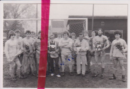 Foto Persfoto - Maldegem Kleit - Voetbal Bloemen Voor Freddy De Pauw, André Bonte & Eric Coene - Ca 1980 - Autres & Non Classés