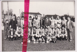 Foto Persfoto - Maldegem Kleit - Voetbal , Bloemen Voor Freddy De Pau & Johan Matthys - Ca 1980 - Autres & Non Classés