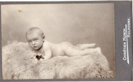 Photo CDV D'un Mignon Petit Bébé Posant Dans Un Studio Photo A Mulhouse - Anciennes (Av. 1900)