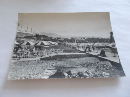 THONON LES BAINS ( 74 Haute Savoie ) LA PLAGE VUE PRISE DU BAR  TERRASSES ANIMEES NOMBREUX PARASOLS - Thonon-les-Bains