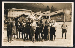 Foto-AK Bad Ragaz, Lustige Herrengruppe Mit Bett Vor Einem Gebäude  - Bad Ragaz