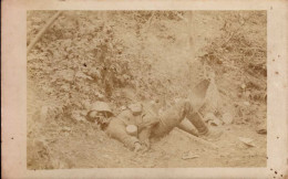 SQUELETTE D ' UN SOLDAT ALLEMAND . CARTE-PHOTO    ( CROTTES DE MOUCHES ) - Andere & Zonder Classificatie