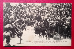 44 - NANTES - UNE ARRESTATION AU COIN DE LA PLACE SAINT-PIERRE - Nantes