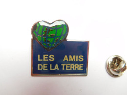 Superbe Pin's , Association , Les Amis De La Terre , Protection De L’Homme Et De L' Environnement - Associations