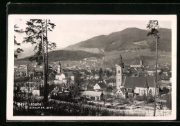 AK Leoben, Ortsansicht Mit Kirche Und Bergen  - Autres & Non Classés