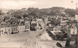 . 35 . REDON . La Place De L'Écle Et Sous-Préfecture . - Redon