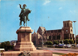 50 -  CHERBOURG - LA STATUE EQUESTRE DE NAPOLEON ET L'EGLISE DE LA TRINITE - Cherbourg