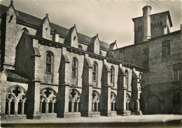 43 -  LA CHAISE DIEU - L'ABBAYE - LA COUR DU CLOITRE - La Chaise Dieu