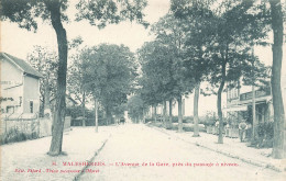 MALESHERBES - L'avenue De La Gare, Près Du Passage à Niveau. - Malesherbes