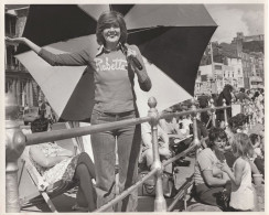 Cilla Black In Rubettes Glam Rock Jumper Scarborough Beach 1970s Press Photo - Fotos