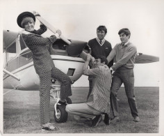 Cilla Black With Royal Navy Plane 2x Ministry Of Defence Press Photo S - Foto