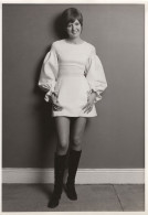 Cilla Black Models In 1970s White Mini Dress 9x7 Press Photo - Foto's