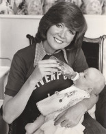 Cilla Bottle Feeding Baby In Liverpool Jumper Press Photo - Foto