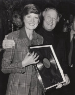 Cilla Black 1973 EMI Records Gold Disc Partnership Award Press Photo - Foto's