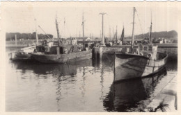 Carte Photo Bateau De Pêche Amarrer Dans Le Port De Saint-Jean-de-Luz En 1949 - Orte
