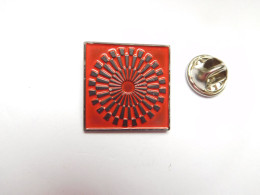 Superbe Pin's En Relief , Art ?? Rouge Et Noir , Signé ALL - PUB ( Epernay ) - Autres & Non Classés