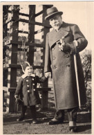 Carte Photo D'un Homme élégant Avec Une Petite Fille Dans Un Jardin - Personnes Anonymes