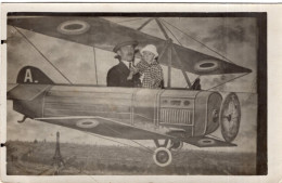 Carte Photo D'un Homme élégant Avec Une Petite Fille Posant Dans Le Décors D'un Avion Dans Un Studio Photo - Personnes Anonymes