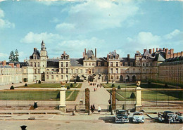 77 - Fontainebleau - Palais De Fontainebleau - Façade Du Château Et Cour Des Adieux - Automobiles - CPM - Voir Scans Rec - Fontainebleau