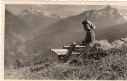 Carte Photo D'une Femme Assise Sur Un Banc En Montagne En 1951 A Solden Dans Le Tyrol Autrichien - Personnes Anonymes