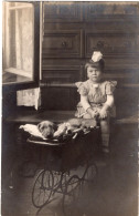 Carte Photo D'une Petite Fille élégante Avec Sont Chien Allongé Dans Un Landau Posant Dans Sa Maison - Personnes Anonymes