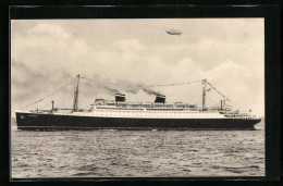 AK Passagierschiff S. S. Manhattan Wird Von Einem Zeppelin Begleitet  - Steamers