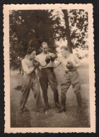 Photographie Militaria WW2 Prisonniers De Stalag XIA Boxe Gants Torse Nu 6,1 X 8,7 Cm - Autres & Non Classés