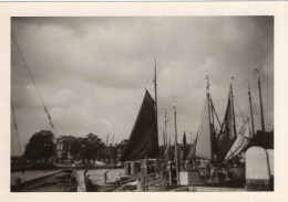 Grande Photo De Bateau De Pêche Amarrer A Un Port De Peche Au Pays-Bas - Places