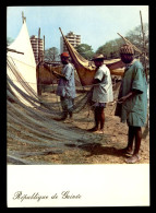 GUINEE - CONAKRY - REMISE EN ETAT DES FILETS DES PECHEURS DE BOULBINET - Guinée