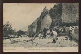 GRECE -  SALONIQUE  - UNE FONTAINE AU PIED DES REMPARTS - Grèce