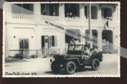 VIET-NAM - PAHN THIET - DEFILE DU 11 NOVEMBRE 1953 - JEEP - CARTE PHOTO ORIGINALE - Vietnam