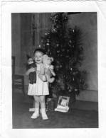 Grande Photo D'une Petite Fille élégante Avec Ces Jouet Dans Les Bras Posant Devant Sont Sapin De Noel Dans Sa Maison - Personnes Anonymes