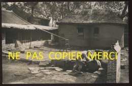 CHINE - LIAO-YANG - PUITS DANS UNE COUR DE FERME - CARTE PHOTO ORIGINALE - Chine