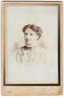 Fotografie Horace H. Dudley`s, Ort Unbekannt, Junge Dame Mit Zeitgenössischer Frisur  - Anonymous Persons