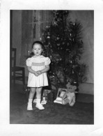 Grande Photo D'une Petite Fille élégante Posant Devant Sont Sapin De Noel Dans Sa Maison - Anonymous Persons