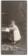 Fotografie Adolf Andresen, Sonderburg, Gr. Rathausstr. 23, Kleines Kind Im Weissen Kleid  - Anonymous Persons