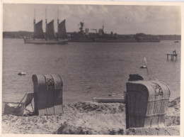 Photo De Particulier  Bords De Mer  Bateau Voilier 3 Mats Et Bateau De Guerre A Situer Et Identifier   Réf 30896 - Barche