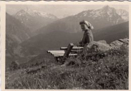 Photo D'une Femme Assise Sur Un Banc En Montagne - Personas Anónimos