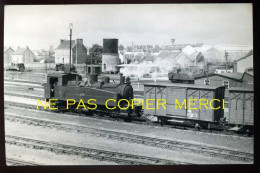 CHEMIN DE FER - CARHAIX (FINISTERE) - LOCOMOTIVE ET WAGONS - MAI 1964 - GARE - Trains