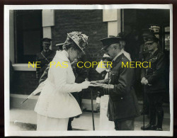 GUERRE 14/18 - HESDIN (PAS-DE-CALAIS) - LA REINE D'ANGLETERRE VISITE UN HOPITAL  - Oorlog, Militair