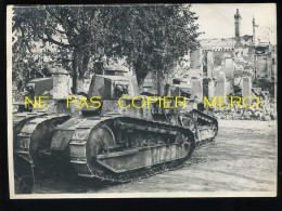 GUERRE 14/18 - CHAR D'ASSAUT RENAULT AU REPOS DANS L'AISNE - TANK - BLINDE - MITRAILLEUSE HOTCHKISS ? - War, Military