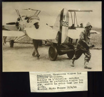 GAZ DE COMBAT - ANGLETERRE - SOLDATS DE L'AVIATION RENTRE EN AVION DANS LES HANGARS - Guerre, Militaire